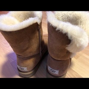 Barely worn chestnut Bailey Button Ugg’s size 8